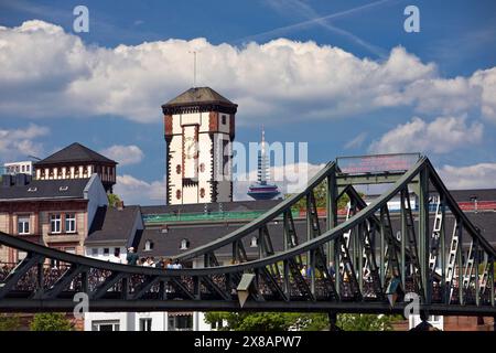 Vue sur la ville avec la passerelle de fer et la tour Langer Franz, Francfort-sur-le-main, Hesse, Allemagne, Europe Banque D'Images