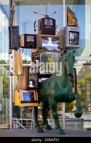 Statue équestre de Nam June Paik Pre Bell Man devant le Musée de la communication, Francfort-sur-le-main, Hesse, Allemagne, Europe Banque D'Images