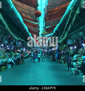 Marché animé de Baguio aux Philippines avec canopée colorée Banque D'Images