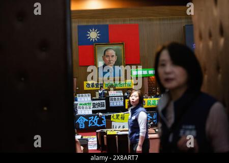 Taipei, Taiwan. 24 mai 2024. Les législateurs du Kuomintang (KMT) se tiennent au parlement pour se préparer à débattre du projet de loi controversé. Des milliers de manifestants se sont rassemblés devant le parlement pour protester contre le projet de loi controversé qui élargirait le pouvoir de la législature. Crédit : SOPA images Limited/Alamy Live News Banque D'Images