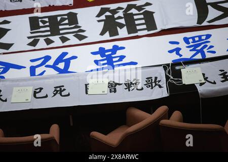 Taipei, Taiwan. 24 mai 2024. Les législateurs du Parti démocratique progressiste (DPP) affichent une bannière sur le sol du parlement pendant la manifestation. Des milliers de manifestants se sont rassemblés devant le parlement pour protester contre le projet de loi controversé qui élargirait le pouvoir de la législature. Crédit : SOPA images Limited/Alamy Live News Banque D'Images