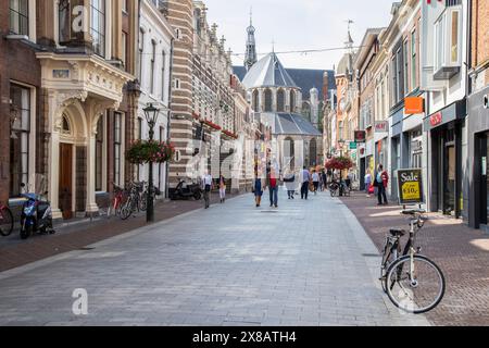 Rue commerçante dans le centre d'Alkmaar aux pays-Bas. Banque D'Images