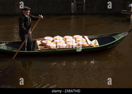 Transport de fromage en bateau au marché aux fromages à Alkmaar. Banque D'Images