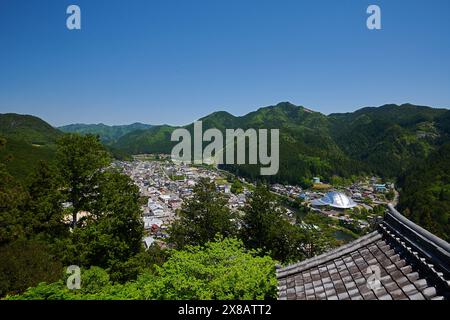 Paysage surplombant le village de Gujo Hachiman dans les montagnes de Gifu Banque D'Images