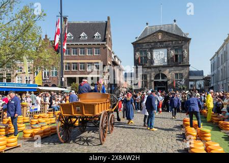 Marché aux fromages sur la place centrale du marché avec vue sur la maison de pesée Goudse Waag, construite en 1668. Banque D'Images