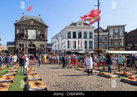 Marché aux fromages sur la place centrale du marché avec vue sur la pesée Goudse Waag. Banque D'Images