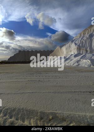 Montagnes de sel dans les salines de Santa Pola. Banque D'Images