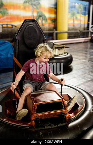 Cinq ans sur Bumper Cars à Santa Monica Banque D'Images