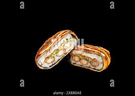 délicieux burgers de sushi frais sur un fond sombre pour le site de livraison de nourriture. Copier l'espace Banque D'Images