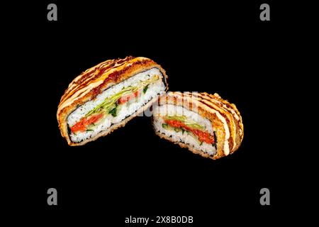 délicieux burgers de sushi frais sur un fond sombre pour le site de livraison de nourriture. Copier l'espace Banque D'Images