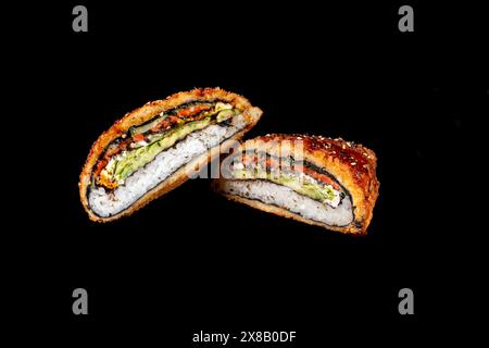 délicieux burgers de sushi frais sur un fond sombre pour le site de livraison de nourriture. Copier l'espace Banque D'Images