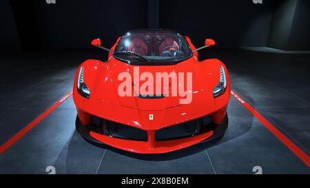 Intérieur du musée Ferrari à Maranello avec des voitures de course Ferrari primées exposées. Maranello, Modène, Italie Banque D'Images