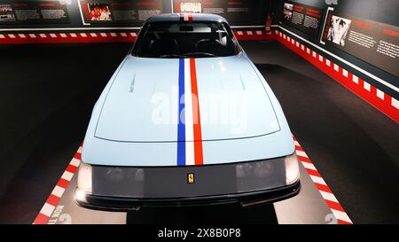 Intérieur du musée Ferrari à Maranello avec des voitures de course Ferrari primées exposées. Maranello, Modène, Italie Banque D'Images