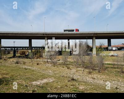 Camion sur un pont. Montcada i Reixac, Catalogne, Espagne. Banque D'Images