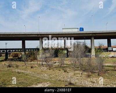 Camion sur un pont. Montcada i Reixac, Catalogne, Espagne. Banque D'Images