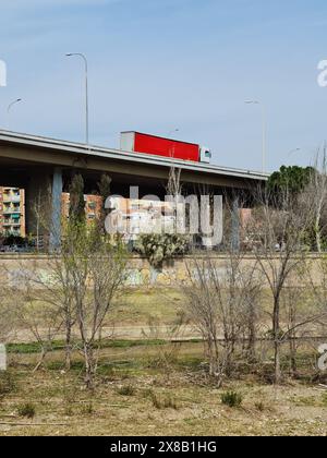 Camion sur un pont. Montcada i Reixac, Catalogne, Espagne. Banque D'Images