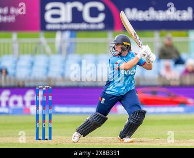 Alice Capsey battant pour l'Angleterre dans un match international d'une journée entre l'Angleterre et le Pakistan Banque D'Images