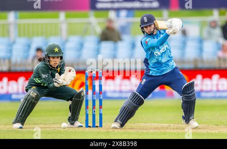 Charlie Dean battant pour l'Angleterre regardé par la gardienne Najiha Alvi dans un match international d'une journée entre l'Angleterre et le Pakistan Banque D'Images