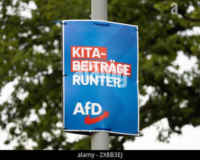 Affiche de campagne électorale de l'AFD avec le slogan 'Kita-Beiträge runter' (les frais de garderie diminuent). Le parti politique d'extrême droite veut gagner des familles. Banque D'Images