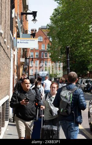 Les gens arrivent à la gare routière de Victoria à Londres car les voyageurs ferroviaires devraient emprunter des itinéraires alternatifs en raison de l'action syndicale. Banque D'Images