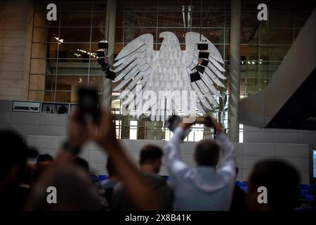 Berlin, Allemagne. 24 mai 2024. Les visiteurs visitent la salle plénière du Bundestag dans le cadre des célébrations marquant les 75 ans de la Loi fondamentale. La Loi fondamentale de la République fédérale d'Allemagne a été proclamée en 23.05.1949 et est entrée en vigueur le lendemain. L'anniversaire sera célébré par un festival de la démocratie de trois jours, du 24 au 26 mai 2024, dans le district gouvernemental de Berlin. Crédit : Michael Kappeler/dpa/Alamy Live News Banque D'Images