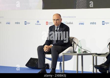 Enrico Letta, ancien premier ministre italien, donne une conférence au "cercle d'Economia" à Barcelone, où il a parlé de la construction européenne et de la coopération transfrontalière. Enrico Letta, exprimer ministro de Italia, pronuncia una conferencia en el "cercle d'Economia" de Barcelona, donde habló sobre la construcción europea y la cooperación transfronteriza. Sur la photo : Enrico Letta, News Politics -Barcelone, Espagne vendredi 24 mai 2024 (photo par Eric Renom/LaPresse) Enrico Letta, ancien premier ministre italien, donne une conférence au cercle d'Economia Banque D'Images