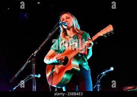 Stockton-on-Tees, Royaume-Uni. 23 mai 2024. Née à Sheffield, la chanteuse-compositrice Harriet Rose (photo), a joué un solo au Georgian Theatre, Stockton-on-Tees en soutien au trio folklorique écossais Talisk. Son son indie/americana a captivé le public du début à la fin. Crédit : James Hind/Alamy Live News Banque D'Images