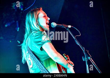 Stockton-on-Tees, Royaume-Uni. 23 mai 2024. Née à Sheffield, la chanteuse-compositrice Harriet Rose (photo), a joué un solo au Georgian Theatre, Stockton-on-Tees en soutien au trio folklorique écossais Talisk. Son son indie/americana a captivé le public du début à la fin. Crédit : James Hind/Alamy Live News Banque D'Images