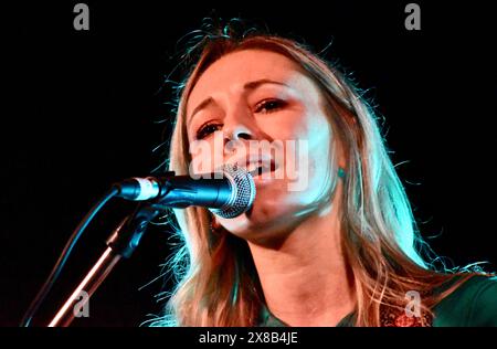 Stockton-on-Tees, Royaume-Uni. 23 mai 2024. Née à Sheffield, la chanteuse-compositrice Harriet Rose (photo), a joué un solo au Georgian Theatre, Stockton-on-Tees en soutien au trio folklorique écossais Talisk. Son son indie/americana a captivé le public du début à la fin. Crédit : James Hind/Alamy Live News Banque D'Images