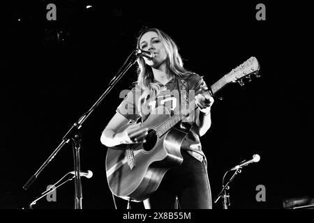 Harriet Rose, artiste indépendante née à Sheffield, a photographié en concert à Stockton-on-Tees en mai 2024. Crédit : James Hind/Alamy. Banque D'Images