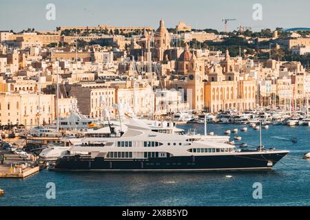Le superyacht SAMAR de Devonport Yachts, amarré à la Valette, Malte, par un après-midi ensoleillé Banque D'Images