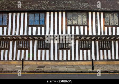 La belle façade en bois du bâtiment qui abrite le Guildhall et la salle d'école de Shakespeare dans la ville historique de Stratford-upon-AVO Banque D'Images