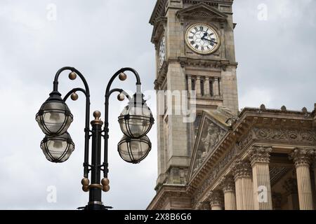 Lampadaires et Birmingham Museum and Art Galley, Birmingham, UKJ Banque D'Images