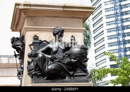 Sculpture de la paix sur le mémorial du roi Édouard VII, Centenary Square, Birmingham Royaume-Uni Banque D'Images