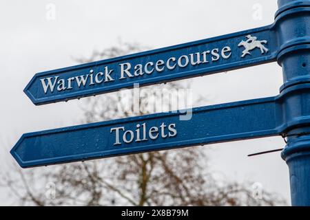 Panneaux dans la charmante ville de Warwick, Royaume-Uni, indiquant la direction de Warwick Racecourse et des toilettes locales. Banque D'Images