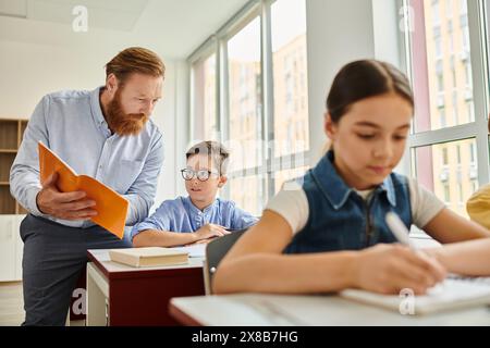Un professeur d'homme instruisant un groupe d'enfants dans une salle de classe lumineuse et animée. Un garçon écoutait attentivement pendant qu'il était assis à un bureau. Banque D'Images