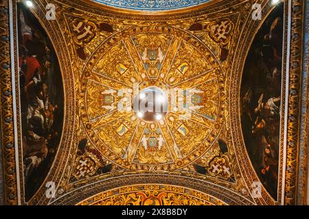 Un regard détaillé sur le plafond complexe de la co-cathédrale de John, Malte avec des feuilles d'or, des sculptures ornées et des œuvres d'art religieux. Banque D'Images