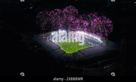 Prise de vue aérienne d'un stade entier avec le début de la finale de football. Équipes jouer, foule de fans acclamer, feux d'artifice lancés depuis Top of the Arena. Tournoi de football, émission de télévision de la Coupe. Banque D'Images