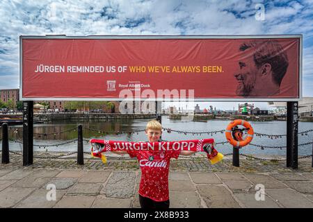 Un panneau d'affichage avec un jeune supporter devant Royal Albert Docks avant le dernier match de Jurgen Klopp en tant que manager de Liverpool. Banque D'Images