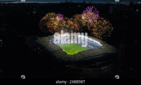 Prise de vue aérienne d'un stade entier avec le début du match de championnat de football. Équipes jouer, foule de fans acclamer, feux d'artifice lancés depuis Top of the Arena. Tournoi de football, émission de télévision de la Coupe. Banque D'Images