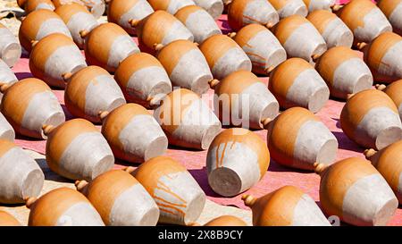 Vue de boîtes à argent en argile séchant, Pottery Square, Bhaktapur Durbar Square, Katmandou, Népal. Banque D'Images