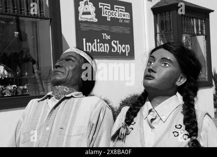 Statues de couple indien en bois sur une rue à un ouvrier Augustine, Floride, USA. Banque D'Images