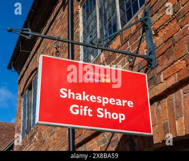 Stratford-upon-Avon, Royaume-Uni - 12 février 2024 : un panneau au-dessus de l'entrée de la boutique de cadeaux Shakespeare sur Henley Street dans la ville historique de Stratford-Up Banque D'Images