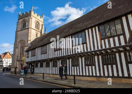 Stratford-upon-Avon, Royaume-Uni - 12 février 2024 : L'extérieur en bois de la salle de classe de Guildhall et Shakespeare, et la tour de la Guild Cha Banque D'Images