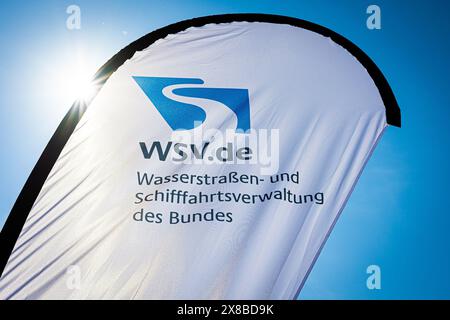 Vechelde, Allemagne. 24 mai 2024. La mention 'Wasserstraßen- und Schifffahrtsverwaltung des Bundes' (Administration fédérale des voies navigables et maritimes) peut être apposée sur un drapeau à l'écluse de Wedtlenstedt avant la cérémonie d'inauguration de l'extension du canal secondaire à Salzgitter. Le canal secondaire de Salzgitter est relié à la région de la Ruhr et aux ports d'outre-mer par le canal Mittelland. Crédit : Moritz Frankenberg/dpa/Alamy Live News Banque D'Images