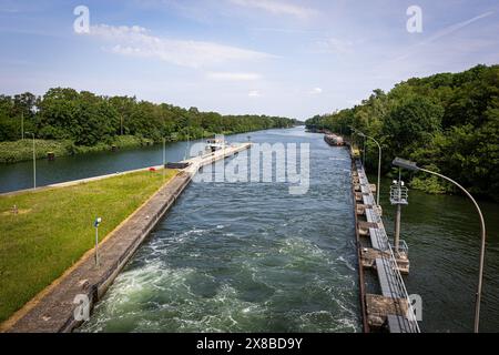 Vechelde, Allemagne. 24 mai 2024. Vue depuis l'écluse de Wedtlenstedt lors de la cérémonie d'inauguration de l'extension du canal secondaire à Salzgitter. Le canal secondaire de Salzgitter est relié à la région de la Ruhr et aux ports d'outre-mer par le canal Mittelland. Crédit : Moritz Frankenberg/dpa/Alamy Live News Banque D'Images