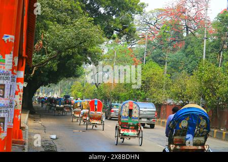 Trop de Rickshaw sur la route de la ville de Dhaka au Bangladesh Banque D'Images