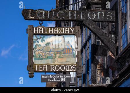 Stratford-upon-Avon, Royaume-Uni - 12 février 2024 : le panneau suspendu vintage pour les salons de thé Hathaway sur la High Street à Stratford-upon-Avon, Royaume-Uni. Banque D'Images
