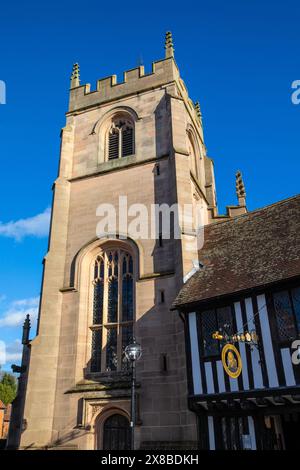 Stratford-upon-Avon, Royaume-Uni - 12 février 2024 : la tour de la chapelle des Guildes, dans la ville historique de Stratford-upon-Avon, Royaume-Uni. Banque D'Images