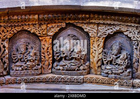 Idoles d'Ashta Matrikas sur Tusha HiTi Step a été commandée en 1647 par King Siddhinarsimha Mall, Sundari Chowk, Patan Darbar Square, Katmandou, Népal. Banque D'Images